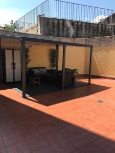 une terrasse ouverte avec un canapé et une table dans l'établissement O recuncho, pontevedra, à San Salvador de Poio