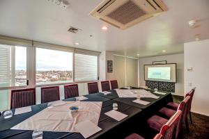 Zona business o sala de conferencias en The Quadrant Hotel & Suites
