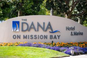 ein Schild für das Dana Hotel auf Mission Bay in der Unterkunft The Dana on Mission Bay in San Diego