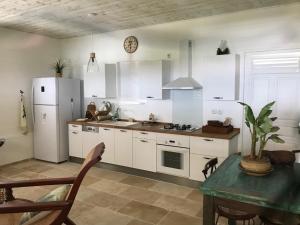 Kuchyň nebo kuchyňský kout v ubytování Villa 1 de standing 80m2 avec piscine et vue imprenable sur la mer et sur la campagne