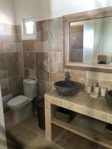 Koupelna v ubytování Villa 1 de standing 80m2 avec piscine et vue imprenable sur la mer et sur la campagne