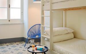 een kamer met een stapelbed, een tafel en een stoel bij Costello in La Spezia