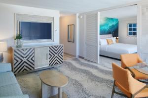 A television and/or entertainment centre at OUTRIGGER Waikiki Beachcomber Hotel