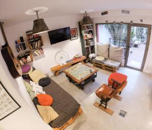Malevo Murana Hostel في بوينس آيرس: غرفة معيشة مع أريكة وطاولة