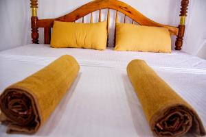 Ein Bett oder Betten in einem Zimmer der Unterkunft Isuru Cabanas and Restaurant