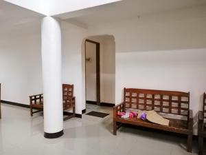 Zimmer mit 2 Betten, einer Säule und einem Flur in der Unterkunft Andreas Homestay in Del Carmen