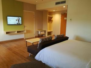 Sjónvarps- og/eða afþreyingartæki á Zest Jemursari by Swiss-Belhotel International