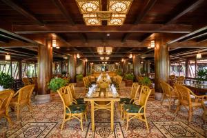 une salle à manger avec une table et des chaises dans l'établissement Sankofa Village Hill Resort & Spa, à Hue