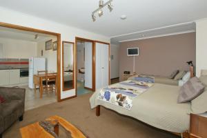 1 dormitorio con 1 cama y sala de estar en Sherwood View Accommodation, en Latrobe
