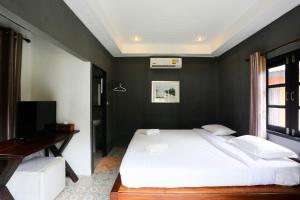 سرير أو أسرّة في غرفة في Bayview Resort