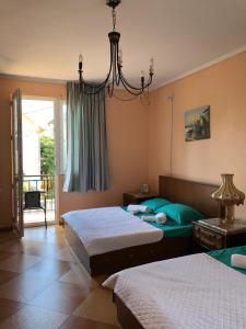 Tempat tidur dalam kamar di Villa Gardenia Ureki