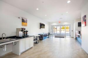 Motel 6-Channelview, TX tesisinde mutfak veya mini mutfak