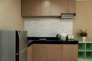 Kuchyň nebo kuchyňský kout v ubytování Exclusive 1BR Ciputra International Apartment By Travelio