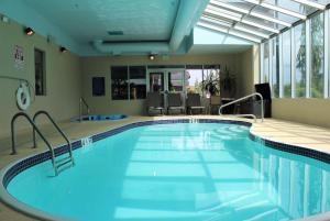 Bazén v ubytování Medallion Inn and Suites nebo v jeho okolí