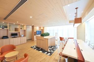 ein Büro mit einem Konferenzraum mit einem Tisch und Stühlen in der Unterkunft Sotetsu Fresa Inn Osaka Namba in Osaka