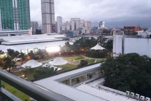 een uitzicht op de stad vanuit een gebouw met gebouwen bij MANDALUYONG 2 Br w 2 Queen, 50HDtv across Shangrila Mall in Manilla
