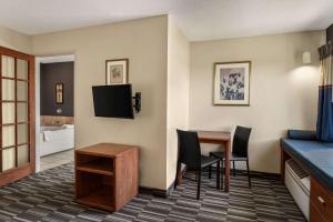 TV a/nebo společenská místnost v ubytování Microtel Inn and Suites - Inver Grove Heights
