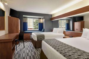 Postel nebo postele na pokoji v ubytování Microtel Inn and Suites - Inver Grove Heights