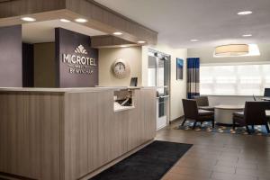 Fuajee või vastuvõtt majutusasutuses Microtel Inn and Suites - Inver Grove Heights