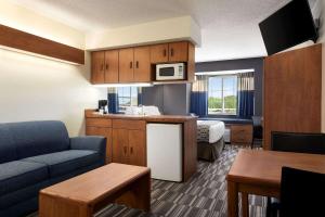 TV a/nebo společenská místnost v ubytování Microtel Inn and Suites - Inver Grove Heights