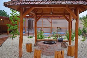A garden outside Tündérfátyol vendégház