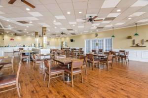 comedor con mesas y sillas de madera en Quality Inn Roanoke Airport, en Roanoke