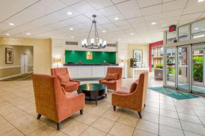 une salle d'attente dans un hôpital avec des chaises et une table dans l'établissement Quality Inn Roanoke Airport, à Roanoke
