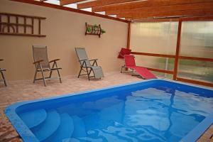 The swimming pool at or close to Tündérfátyol vendégház