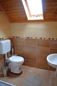A bathroom at Tündérfátyol vendégház