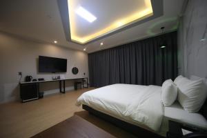 TV a/nebo společenská místnost v ubytování Bestie Hotel