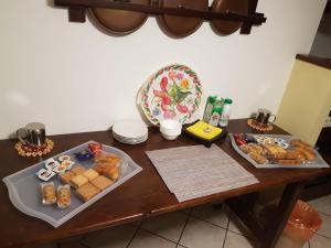 阿爾比尼婭的住宿－Villa Lory Albinia，一张木桌,上面放着两盘食物