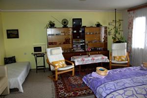 Schlafzimmer mit einem Bett, einem Tisch und Stühlen in der Unterkunft Apartment Telč Hradecka in Telč