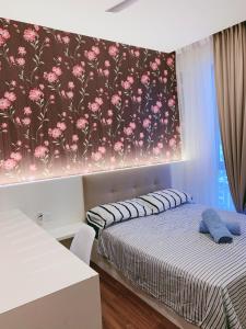 1 dormitorio con 2 camas y una pared con flores en Silk Sky SWEET HOME The Mines Balakong Serdang en Kampong Baharu Balakong