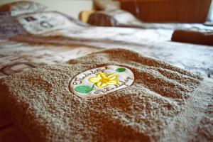 A bed or beds in a room at Tündérfátyol vendégház