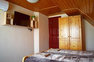 A bed or beds in a room at Tündérfátyol vendégház