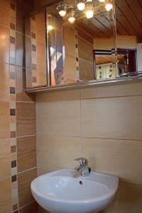 A bathroom at Tündérfátyol vendégház