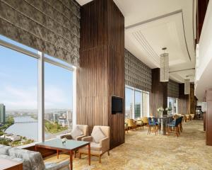 una sala de estar con una gran pared de ventanas. en Shangri-La Ningbo - The Three Rivers Intersection, en Ningbo