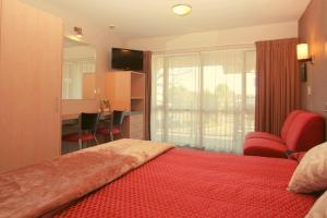 Postel nebo postele na pokoji v ubytování Cranford Oak Motel