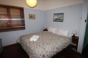 1 dormitorio con 1 cama con 2 toallas en Signal Cottage, en Cowan Cowan