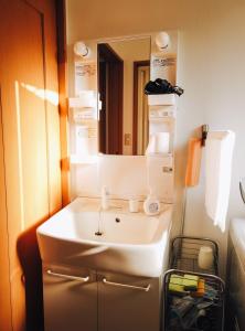 Kamar mandi di Trailside Apartments Niseko