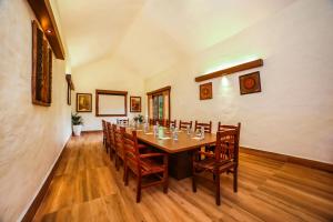 uma grande sala de jantar com mesa e cadeiras em Lemon Tree Wildlife Resort, Bandhavgarh em Tāla