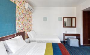 內坦亞的住宿－米茲普亞姆精品酒店，酒店客房,设有两张床和镜子