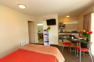 Kuchyň nebo kuchyňský kout v ubytování Cranford Oak Motel