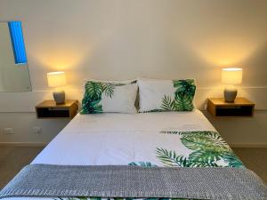 Una cama o camas en una habitación de Inna Nutshell