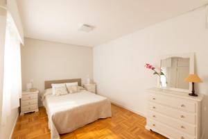 バレンシアにあるVery central and sunny apartment in Gran Viaのベッドルーム1室(ベッド1台、ドレッサー、鏡付)