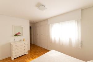 バレンシアにあるVery central and sunny apartment in Gran Viaのベッドルーム1室(ベッド1台、ドレッサー、窓付)