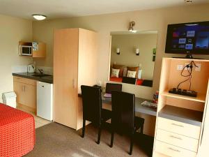 Kuchyň nebo kuchyňský kout v ubytování Cranford Oak Motel