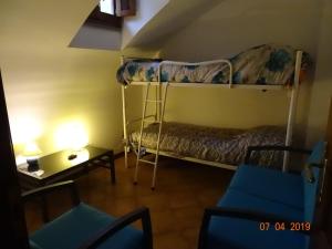 Zimmer mit 2 Etagenbetten und einem Tisch in der Unterkunft Casa di Josè e Miriam in Piglio