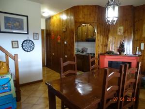 eine Küche und ein Esszimmer mit einem Holztisch in der Unterkunft Casa di Josè e Miriam in Piglio