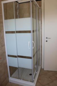 - une cabine de douche en verre dans la salle de bains dans l'établissement Atmosphera Casarano, à Casarano